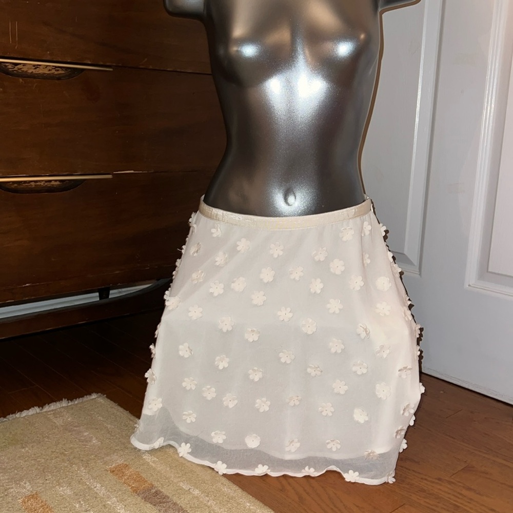 Flowey springtime skirt with flowers and zipper in back